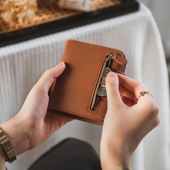 Women's Minimalist Vegan Leather RFID Wallet with Airtag Slot & Cash Pocket - Picture 5 of 7